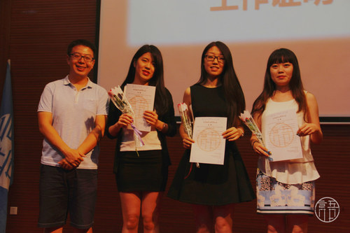 3杨老师为主席团颁发工作证明 3杨老师为主席团颁发工作证明