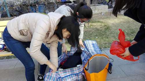 同学积极参与捐赠活动 同学积极参与捐赠活动