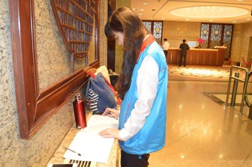 北语志愿者在机场前台登记信息 北语志愿者在机场前台登记信息