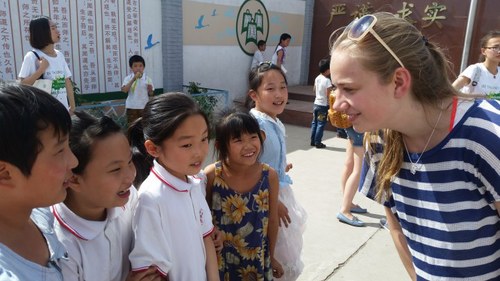 4国际学生志愿者与孩子们聊天 4国际学生志愿者与孩子们聊天