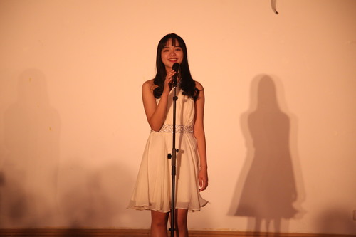 参加舞会同学上台表演 参加舞会同学上台表演