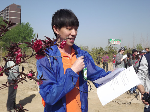 我校国际学生志愿者林明和宣读植树倡议书 我校国际学生志愿者林明和宣读植树倡议书