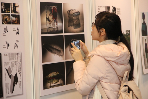 同学在作品前驻足观看 同学在作品前驻足观看