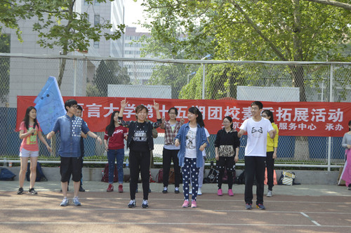 学员进行小组文化展示 学员进行小组文化展示