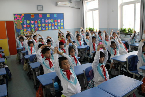 孩子们认真学习自救方法 孩子们认真学习自救方法