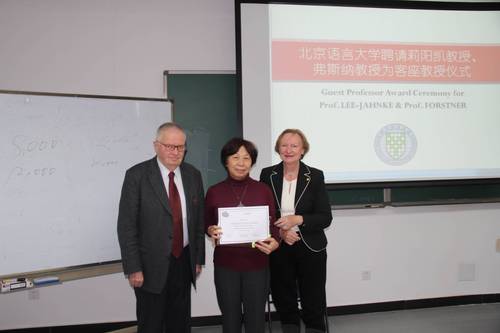 两位专家为北语高翻颁发CIUTI会员证书