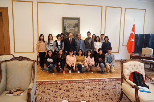 土耳其驻华大使穆拉特先生与我校英土专业师生合影 土耳其驻华大使穆拉特先生与我校英土专业师生合影