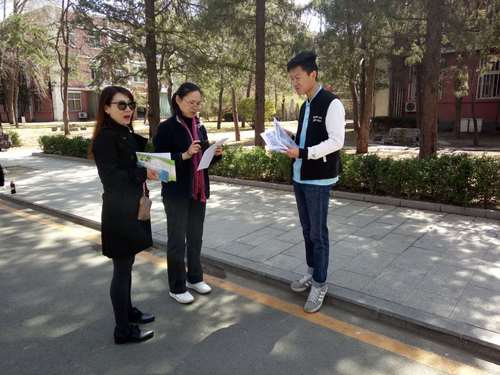 向行人介绍防治知识 向行人介绍防治知识