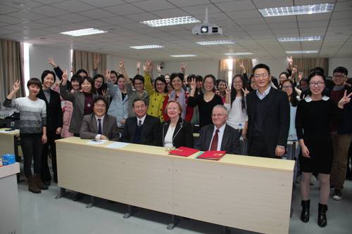 嘉宾与师生合影留