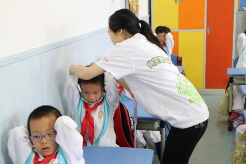 志愿者给孩子们纠正自救动作 志愿者给孩子们纠正自救动作