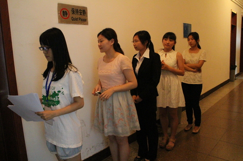 3面试者在门口排队入场 3面试者在门口排队入场