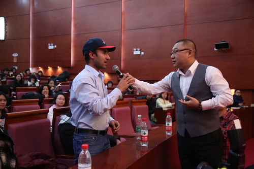 听讲同学向嘉宾提问 听讲同学向嘉宾提问