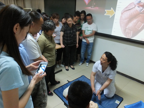 张大夫亲自示范心肺复苏 张大夫亲自示范心肺复苏