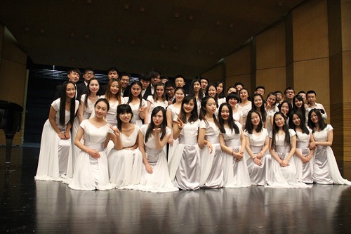 合唱团演出人员合影 合唱团演出人员合影