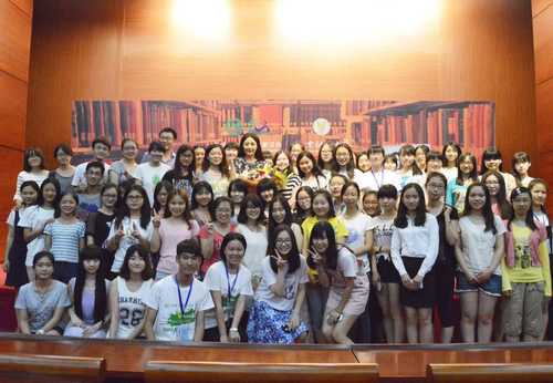 杨童舒老师与现场观众合照 杨童舒老师与现场观众合照