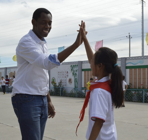 5国际学生志愿者跟孩子庆祝游戏胜利 5国际学生志愿者跟孩子庆祝游戏胜利