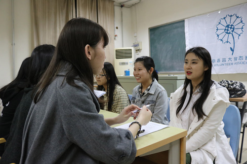 候选者们回答问题 候选者们回答问题