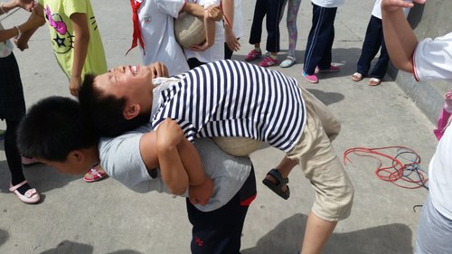 3孩子们做“螃蟹背西瓜”的游戏 3孩子们做“螃蟹背西瓜”的游戏