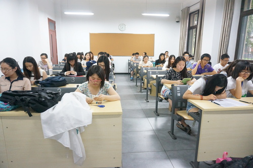 4同学们在候场室等待面试 4同学们在候场室等待面试