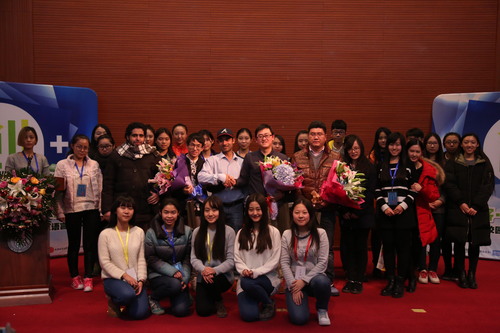 嘉宾与工作人员合影 嘉宾与工作人员合影