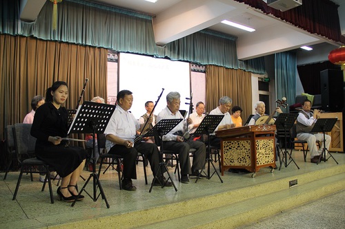北语学子同老年民乐队共同演出 北语学子同老年民乐队共同演出