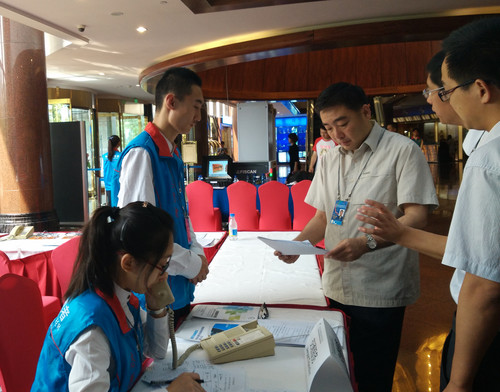 1北语志愿者为常宇书记讲解工作流程 1北语志愿者为常宇书记讲解工作流程