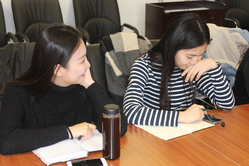 3 同学们就社会问题进行进行讨论 3 同学们就社会问题进行进行讨论