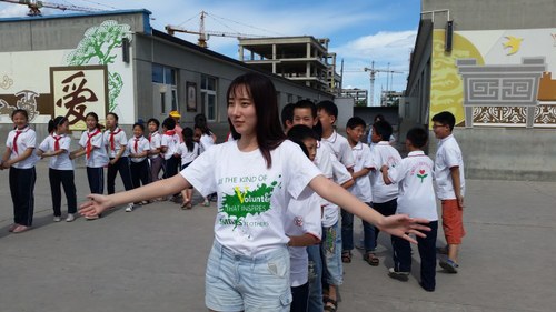 2志愿者与孩子们做游戏 2志愿者与孩子们做游戏