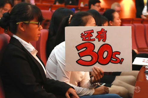 观众为选手倒计时 观众为选手倒计时
