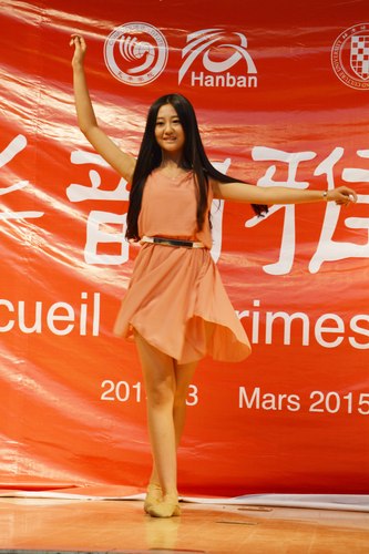 选手进行风采展示 选手进行风采展示