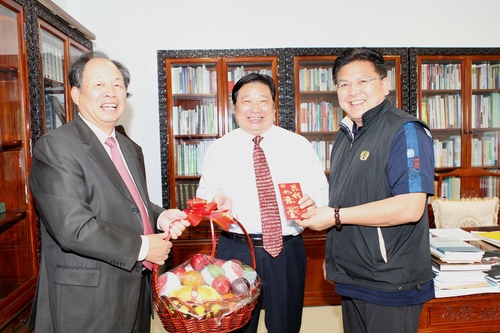 亲切慰问校党委李宇明书记 亲切慰问校党委李宇明书记