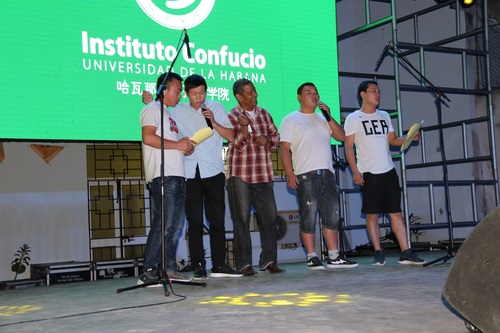 建设“中国馆”的中国工人和孔院维修工(Oriol)演唱《朋友》 建设“中国馆”的中国工人和孔院维修工(Oriol)演唱《朋友》