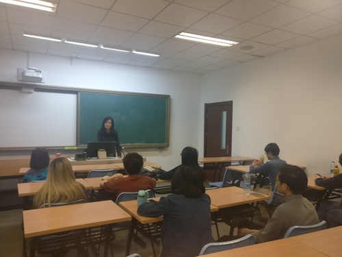 图2_辅导员谭佳琳正在讲解出国相关手续及材料 图2_辅导员谭佳琳正在讲解出国相关手续及材料