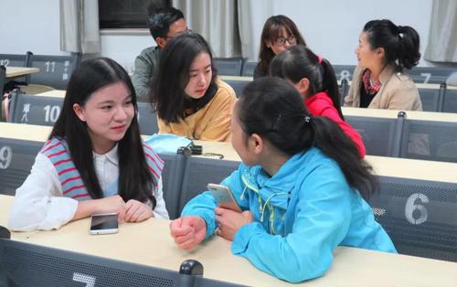 5家长与志愿者交流 5家长与志愿者交流