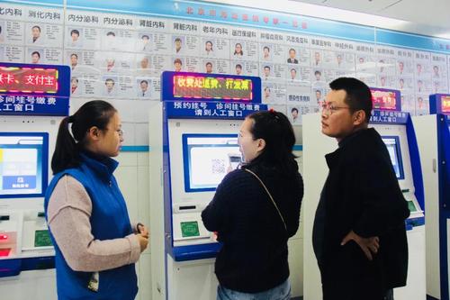 1志愿者细心引导患者