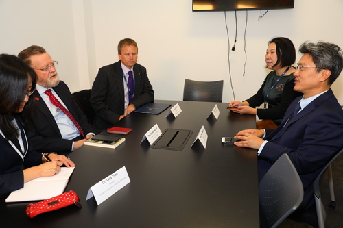 张宝钧副校长与凯思校长举行会谈 张宝钧副校长与凯思校长举行会谈