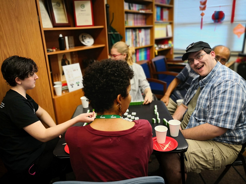 梅森学生在练习打麻将 梅森学生在练习打麻将