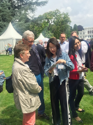 图3-孔院工作人员介绍孔院 图3-孔院工作人员介绍孔院