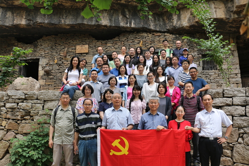 党员在九间棚旧址合影留念 党员在九间棚旧址合影留念