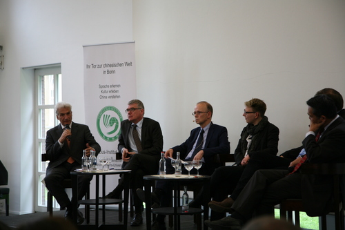 图3-六位专家学者对话一带一路 图3-六位专家学者对话一带一路