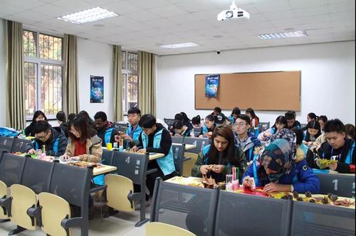 3志愿者做手工 3志愿者做手工