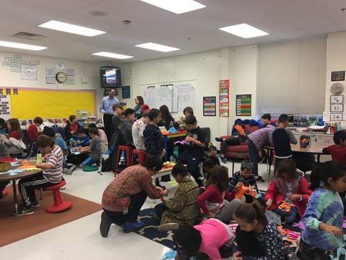 认真剪纸的孩子们 认真剪纸的孩子们