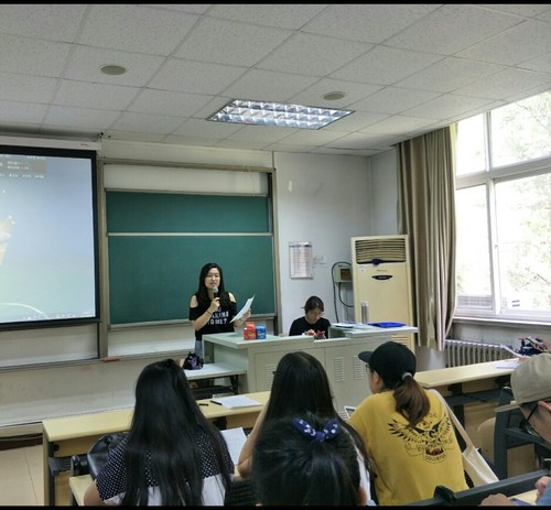 图1 辅导员谭佳琳老师介绍班团建设总结活动流程 图1 辅导员谭佳琳老师介绍班团建设总结活动流程