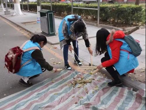1志愿者清扫落叶 1志愿者清扫落叶