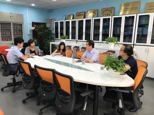 刘和平教授向闫校长一行介绍北语的翻译人才培养模式 刘和平教授向闫校长一行介绍北语的翻译人才培养模式