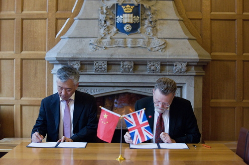 谢菲尔德大学校长凯思·博内特爵士与南京大学党委书记张异宾教授代表两校续签《优秀青年管理干部人员培训项目协议》 谢菲尔德大学校长凯思·博内特爵士与南京大学党委书记张异宾教授代表两校续签《优秀青年管理干部人员培训项目协议》