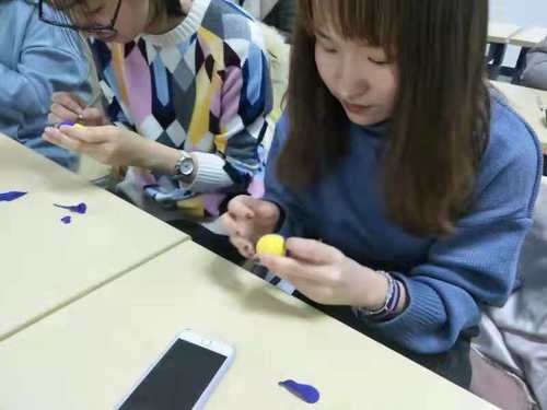 3手工社社员做黏土玩偶1 3手工社社员做黏土玩偶1