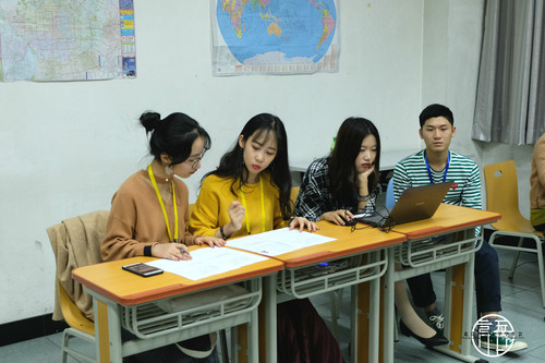 5面试官正在讨论 5面试官正在讨论