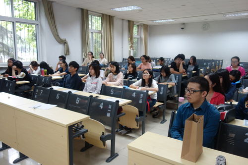 图3 与会同学认真倾听获奖同学发言 图3 与会同学认真倾听获奖同学发言