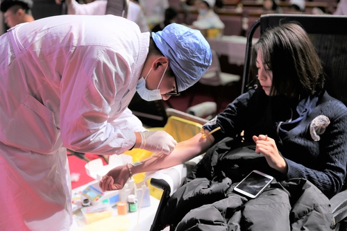 4医生在给同学抽血 4医生在给同学抽血